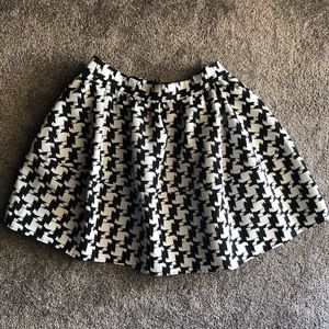 Express houndstooth miniskirt. Zip back. Size 6.